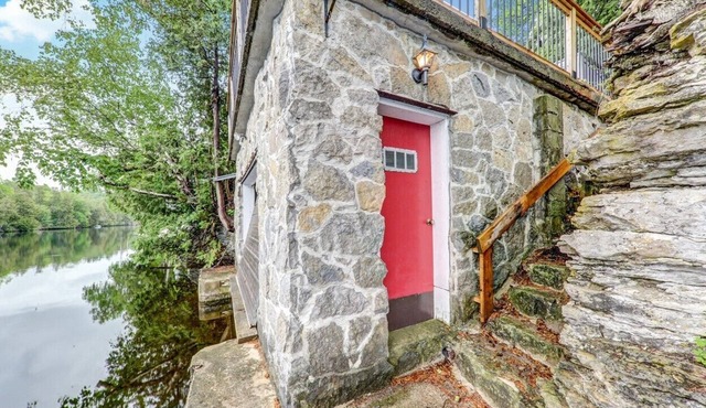 6 bedroom waterfront cottages in Fenelon falls ,