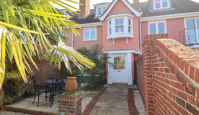 6 WILLOWS GREEN, pet friendly, luxury holiday cottage in Aldeburgh