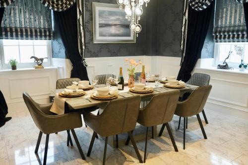 6BR House with Butler, Sauna & Hot Tub in Glasgow