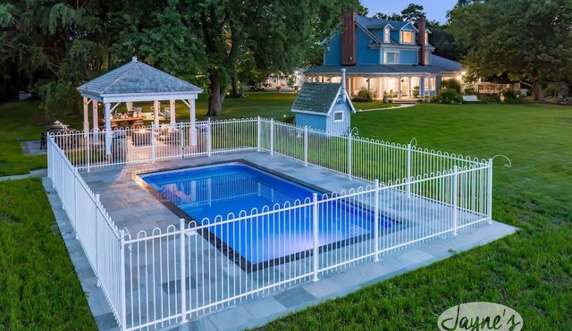 7 bed 7 bath, Lakehouse on Lake Ontario! Pool, Hot tub, 5 acres!