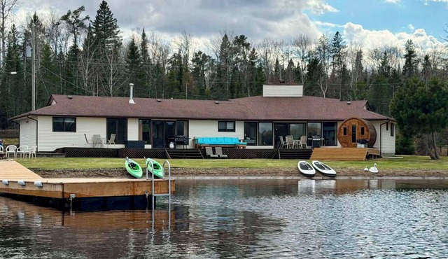 7-bed lakefront house with sauna, beach & boat launch — 15 min from Thunder Bay.