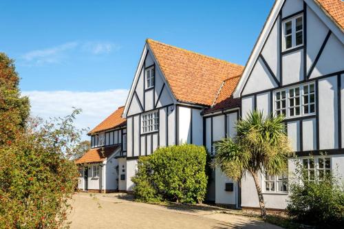 7 Sanctuary Court - sleeps 12 - Thorpeness - Aldeburgh Coastal Cottages - Close to the Beach, Golf and the Country Club
