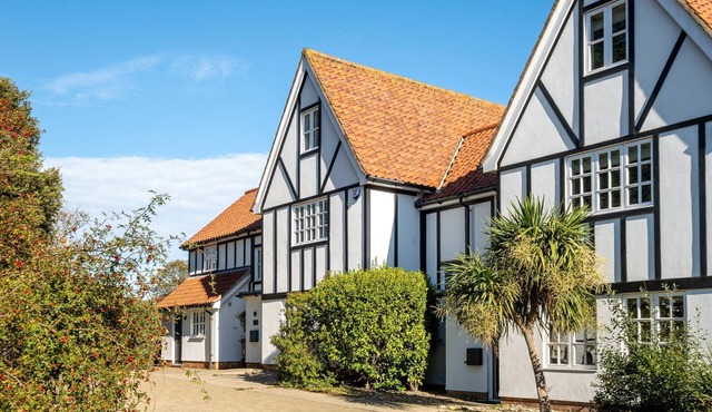 7 Sanctuary Court, Thorpeness -sleeps 12 - Managed by Aldeburgh Coastal Cottages