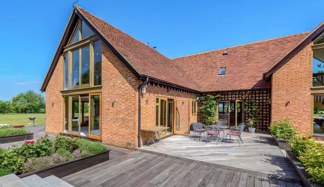 8 bedroom accommodation in Chelmsford
