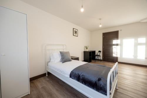 8 Bedroom All En-suite, Spacious, Garden, Parking