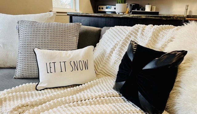 8 KING Bed, Comfy Sofa, Close To Attractions