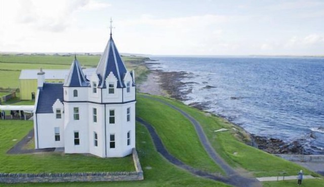 A john o'groat that sleeps 2 guests in 1 bedroom