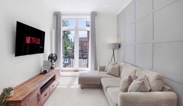 A modern, stylish one-bedroom apartment located in the heart of Hertford.