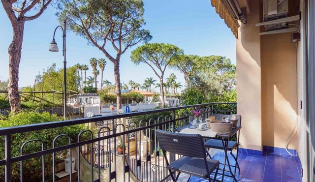 A sense of calm defines the experience from the very first step inside. La Perla Rara is located in a well-kept residential building along Viale dei Pini, a quiet and elegant area just a short walk from the center of Sant’Agnello. The interiors are bri