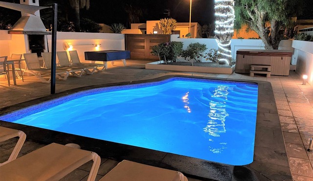 A Stylish 4 Bed/4 Bath Villa In A Prime Location Close To The Sea, Hot Tub, WiFi
