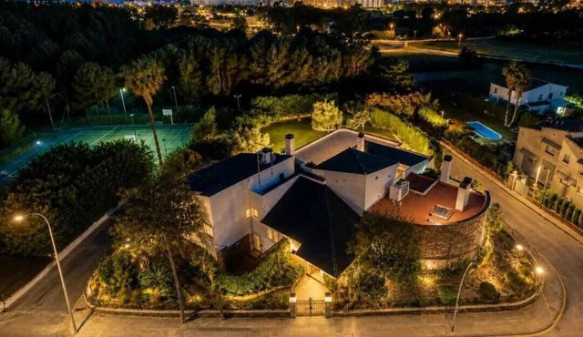 A unique house in Roses, 975 m2, with an indoor pool and a 2,000 m2 garden