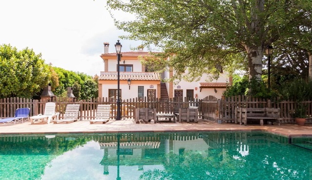 Accommodation with pool and paddle tennis court