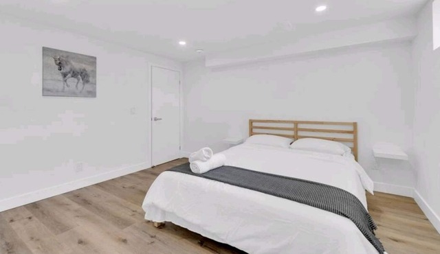 Adorable 2 bedroom place with parking spot