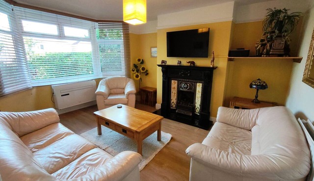 Air conditioned in Wiltshire. Dogs welcome. Cotswolds, Walks, Town and Country