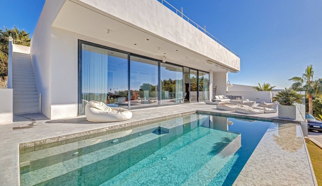 Air-Conditioned Villa with Sea View, Pool, Jacuzzi, Rooftop Gym/Terrace & Wi-Fi