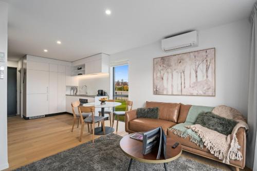 Alpine Views From Modern Townhouse - Close To Wanaka