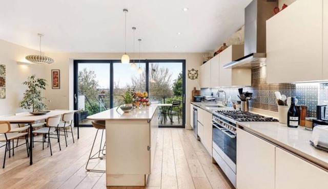 Amazing house 5 mins from Tube, garden, views, parking