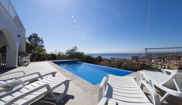 Amazing house with views to the sea and the town near the center in Roses Inmosantos Casa Tordera