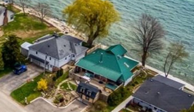 Amazing Lake house with hottub private yard and lake access. Pet friendly.