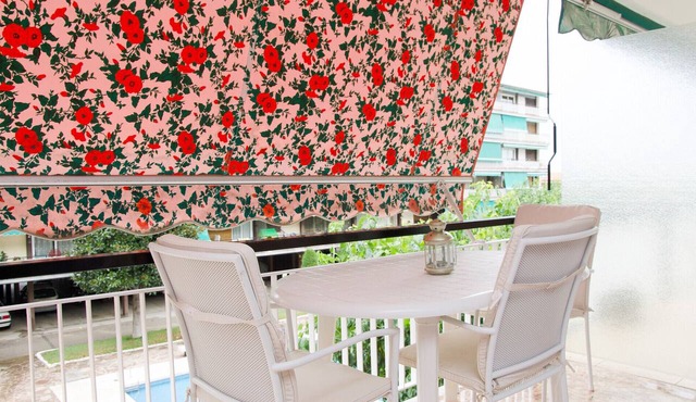 Apartment LLavaneras 30' Barcelona with swimming pool, beachfront and train