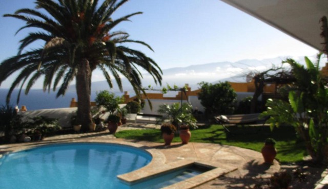 Apartamento en zona residencial con vistas al mar.