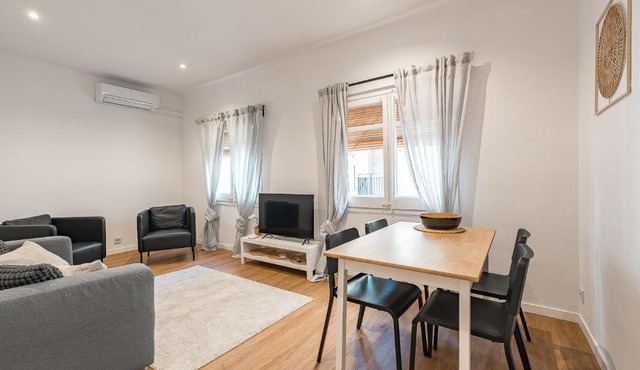 Apartamento reformado de 3 habitaciones en Sagrada Familia