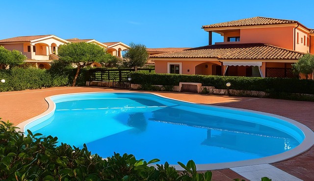 Apartment 'Casa Vacanze Gelso' with Shared Pool, Private Garden and Air Conditioning