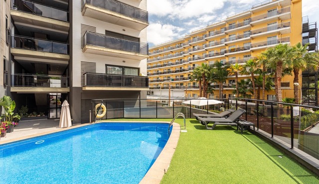 Apartment 'Claret' with Mountain Views, Wi-Fi and Air Conditioning Included