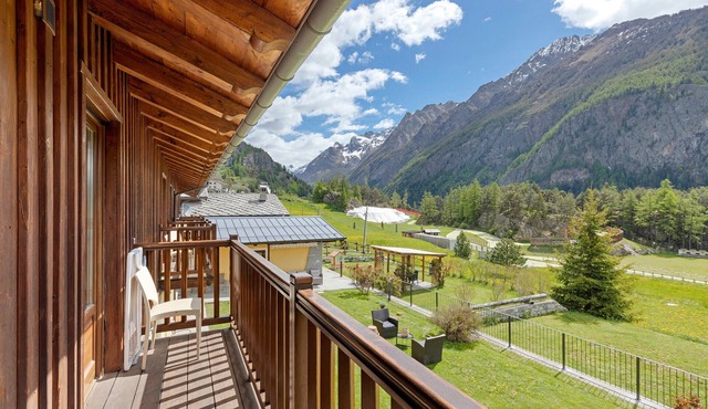 Apartment 'Il Rododentro' with Lake View, Balcony and Wi-Fi