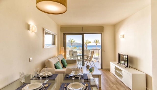 APARTMENT IN CALA MILLOR, Modern, DIRECTLY ON THE BEACH, SEAVIEW, Wifi Incl, up to 4 pers.