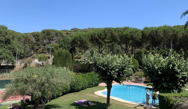 Apartment in guarded residence overlooking swimming pool