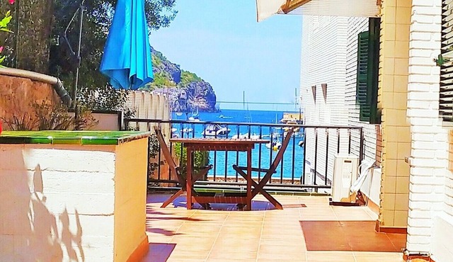 Apartment in Puerto de Sóller 50 m from the beach, with large terrace.