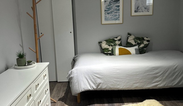 Apartment in Toronto, cozy two bedroom in the heart of East York