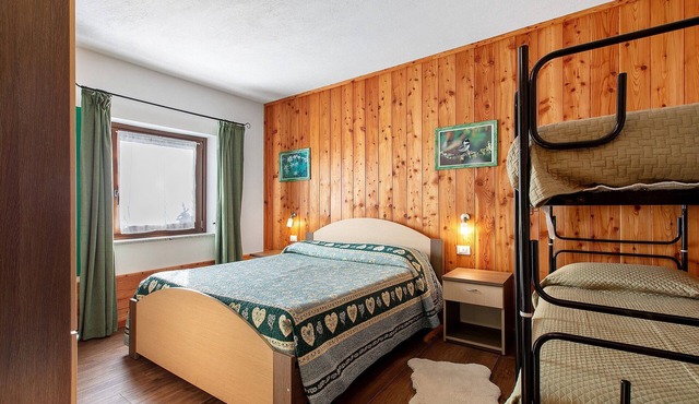 Apartment 'L'Achillea' with Lake View and Wi-Fi