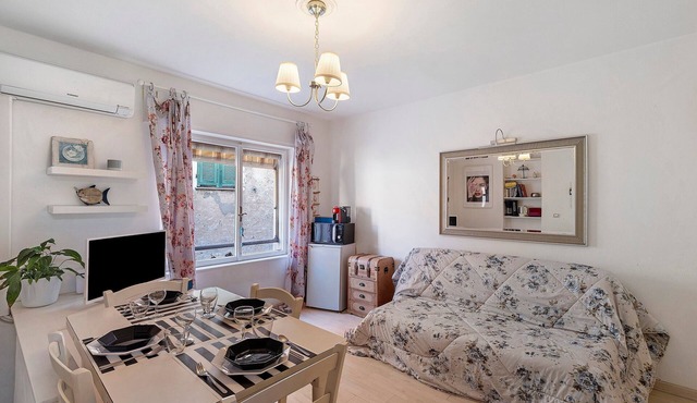 Apartment 'La Casa di Iris with Parking Space', Wi-Fi and Air Conditioning