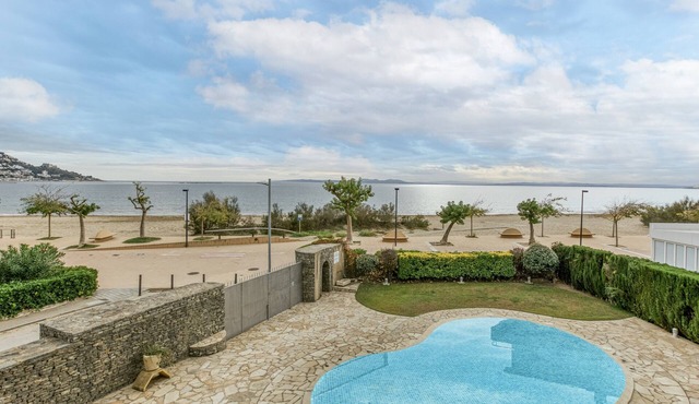 Apartment "Roses Frontline Perfect for Family" with Sea View, Pool & Wi-Fi