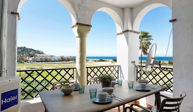 Apartment "Semifrontal con vistas Zahara" Near the Beach with Sea View, Pool & Wi-Fi