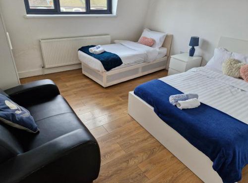 Apartment Sleeps 2 with Free Parking