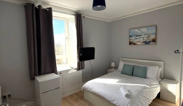 Apartment Sleeps 6 with Parking