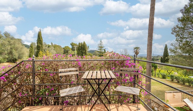 Apartment 'Vista Montaña' with Mountain View, Shared Pool and Wi-Fi