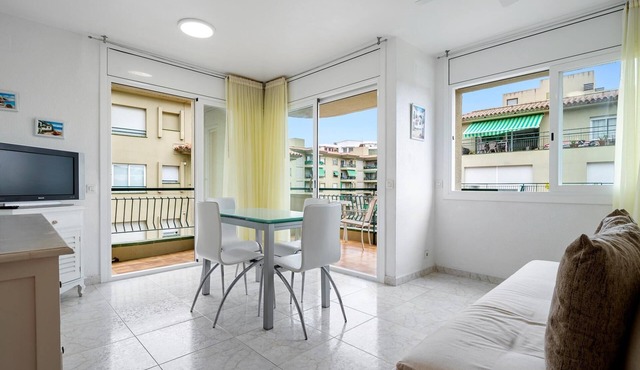 Apartment with excellent location 300m beach