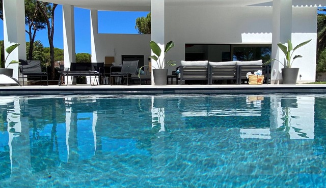 Aquamarina. Large, airy indoor/outdoor living space. 600m from the beach