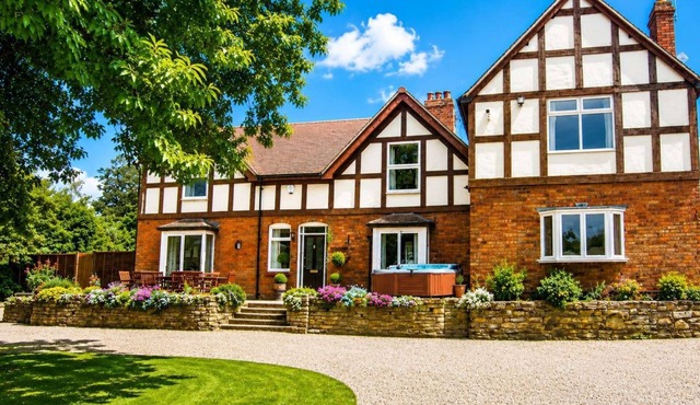 Arden Hill Farm House - Sleeps up to 16 - Snooker Table - HOT TUB