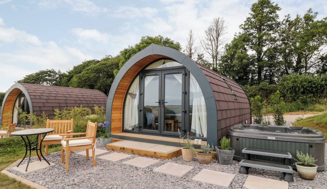 ASH, romantic, with hot tub in Saltash