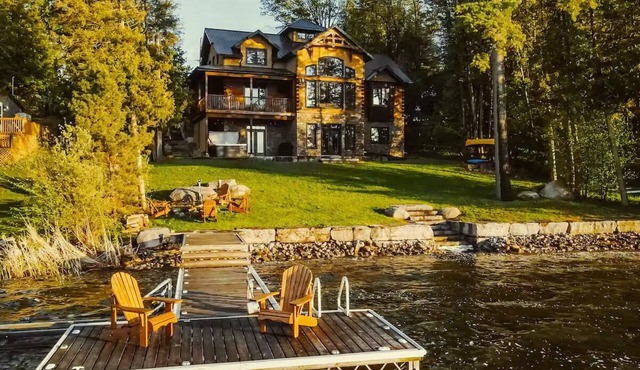Award-Winning Luxury Waterfront Log Home Retreat!