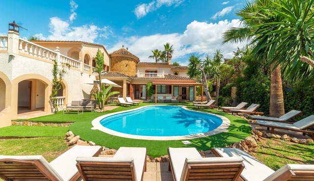 Awesome home in Palma with private swimming pool, can be inside or outside