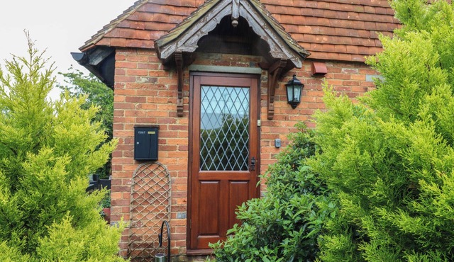 BARCLAY COTTAGE, romantic, with a garden in Cranbrook, Kent