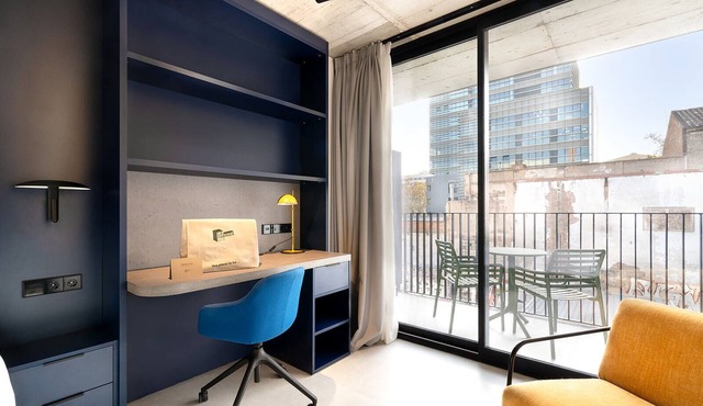 BEACH ACCOMMODATION FOR MASTERS AND MBA STUDENTS | TERRACE STUDIO KITCHENETTE