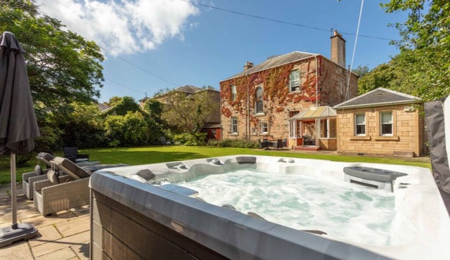 Beach lodge with Hot Tub