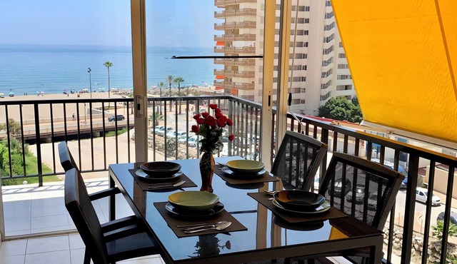 Beachfront 2 bedroom apartment, seaview, swimmingpool, parking